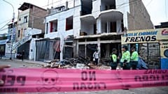 Η αστυνομία στέκεται έξω από κτίριο που υπέστη ζημιές από έκρηξη στην Τρουχίγιο, 14 Αυγούστου 2025