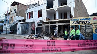 Η αστυνομία στέκεται έξω από κτίριο που υπέστη ζημιές από έκρηξη στην Τρουχίγιο, 14 Αυγούστου 2025