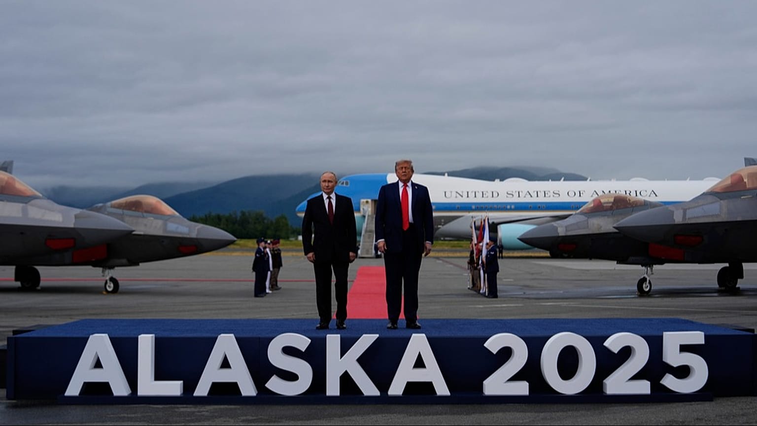 El presidente Donald Trump saluda al presidente de Rusia, Vladimir Putin, el viernes 15 de agosto de 2025, en la Base Conjunta Elmendorf-Richardson, Alaska.