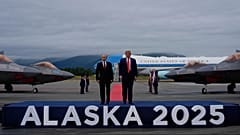 Präsident Donald Trump begrüßt den russischen Präsidenten Wladimir Putin am Freitag, 15. August 2025, auf der Joint Base Elmendorf-Richardson, Alaska