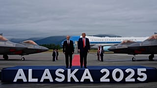 Le président Donald Trump salue le président russe Vladimir Poutine le vendredi 15 août 2025, à la base conjointe Elmendorf-Richardson, en Alaska.