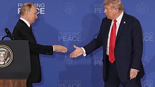 الرئيس دونالد ترامب، على اليمين، يمشي لمصافحة الرئيس الروسي فلاديمير بوتن خلال مؤتمر صحفي مشترك في قاعدة إلمندورف-ريتشاردسون المشتركة، ألاسكا، الجمعة 15 أغسطس/آب 2025. 