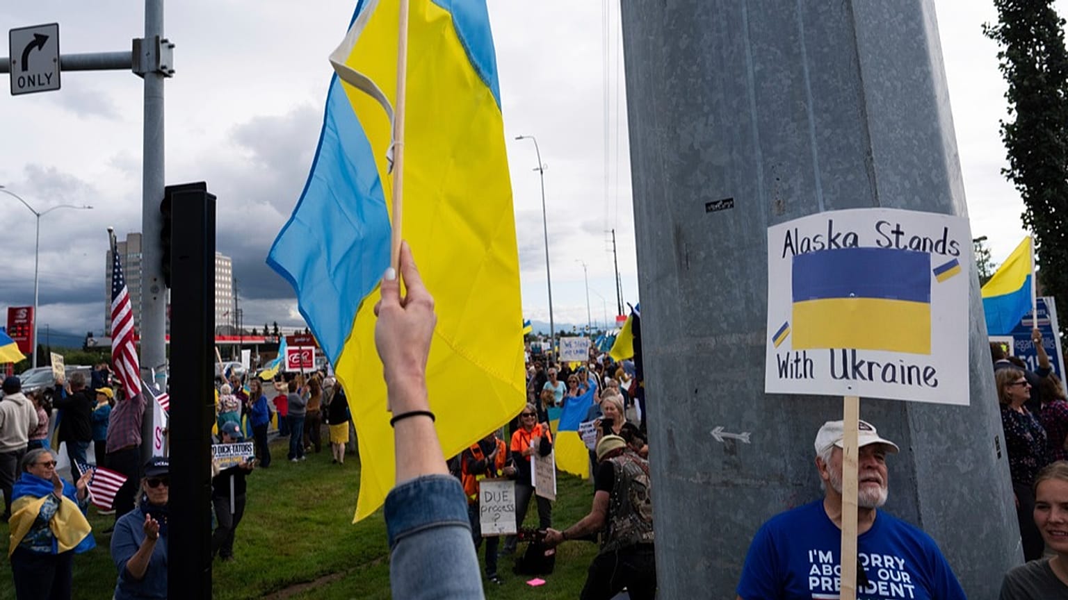 Menschen versammeln sich vor einem Einkaufszentrum in Anchorage, Alaska, um vor einem Treffen zwischen Trump und dem russischen Präsidenten Wladimir Putin zu protestieren, Donnerstag, 14. August 2025