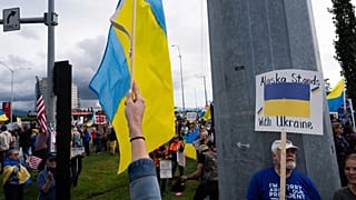 Menschen versammeln sich vor einem Einkaufszentrum in Anchorage, Alaska, um vor einem Treffen zwischen Trump und dem russischen Präsidenten Wladimir Putin zu protestieren, Donnerstag, 14. August 2025