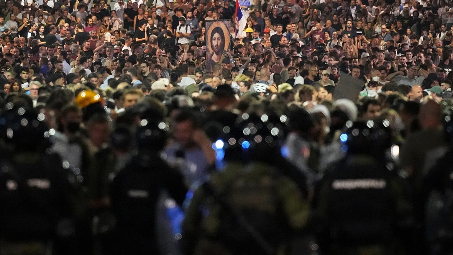 Офицеры сербской жандармерии охраняют улицу во время антиправительственной акции возле офиса Сербской прогрессивной партии в Белграде, 15 августа 2025 г.