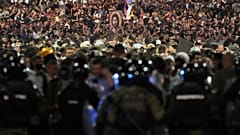 Офицеры сербской жандармерии охраняют улицу во время антиправительственной акции возле офиса Сербской прогрессивной партии в Белграде, 15 августа 2025 г.