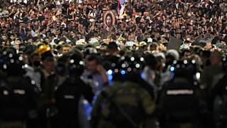 Офицеры сербской жандармерии охраняют улицу во время антиправительственной акции возле офиса Сербской прогрессивной партии в Белграде, 15 августа 2025 г.
