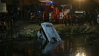 حافلة ركاب سقطت في نهر، مما أسفر عن مقتل 18 شخصًا على الأقل، يتم سحبها من قبل رجال الإنقاذ، الجمعة 15 أغسطس 2025 في حي الحراش بالجزائر العاصمة.