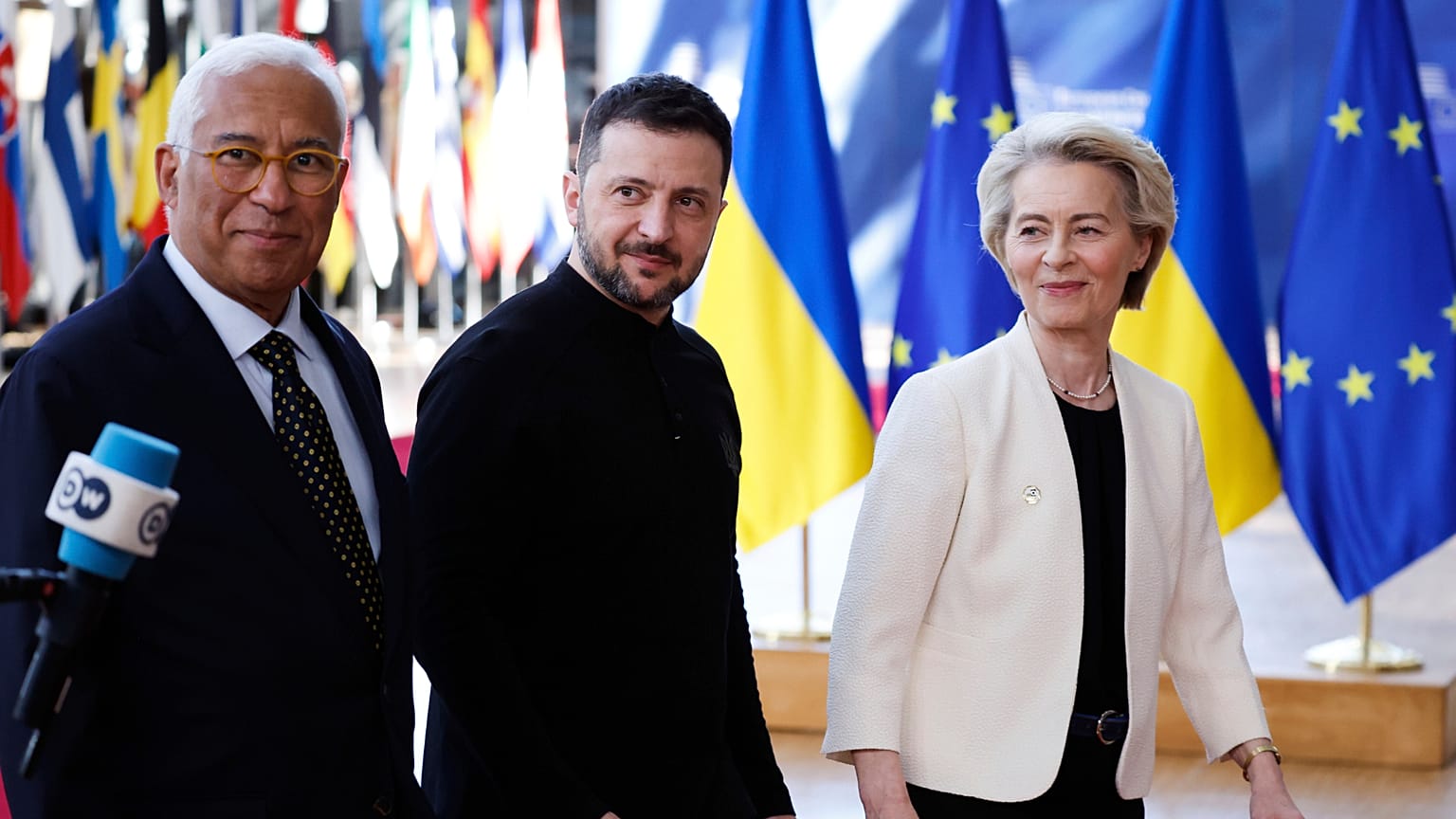 O Presidente do Conselho Europeu, António Costa, o Presidente da Ucrânia, Volodymyr Zelenskyy, e a Presidente da Comissão Europeia, Ursula von der Leyen, em Bruxelas, quinta-feira, 6 de março de 2025. 