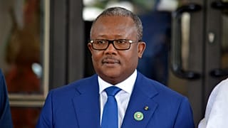 O Presidente da Guiné-Bissau, Umaro Sissoco Embalo, posa para uma fotografia, antes do início da reunião da CEDEAO em Abuja