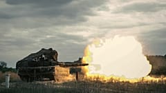 Пресс-служба Министерства обороны России через AР: российский танк ведёт огонь. 15 августа 2025 г.