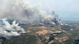 Bir Fransız Canadair su bombardıman uçağından çekilen ve Securite Civile tarafından 15 Ağustos 2025 Cuma günü sağlanan bu yeni fotoğraf İspanya'daki orman yangınını gösteriyor.