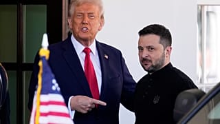 Il presidente Donald Trump accoglie il presidente ucraino Volodymyr Zelensky alla Casa Bianca a Washington, il 28 febbraio 2025