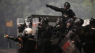 ضباط من الدرك الصربي يقومون بدورية في شاحنة خلال احتجاج مناهض للحكومة بالقرب من مكتب الحزب التقدمي الصربي في بلغراد، صربيا، الجمعة 15 أغسطس/آب 2025.