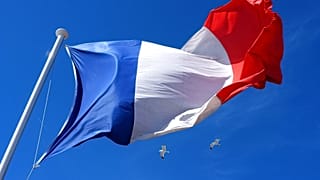 أساطيل تحمل العلم الفرنسي في مدينة نيس، جنوب شرق فرنسا، الثلاثاء، 19 مارس/آذار 2013.