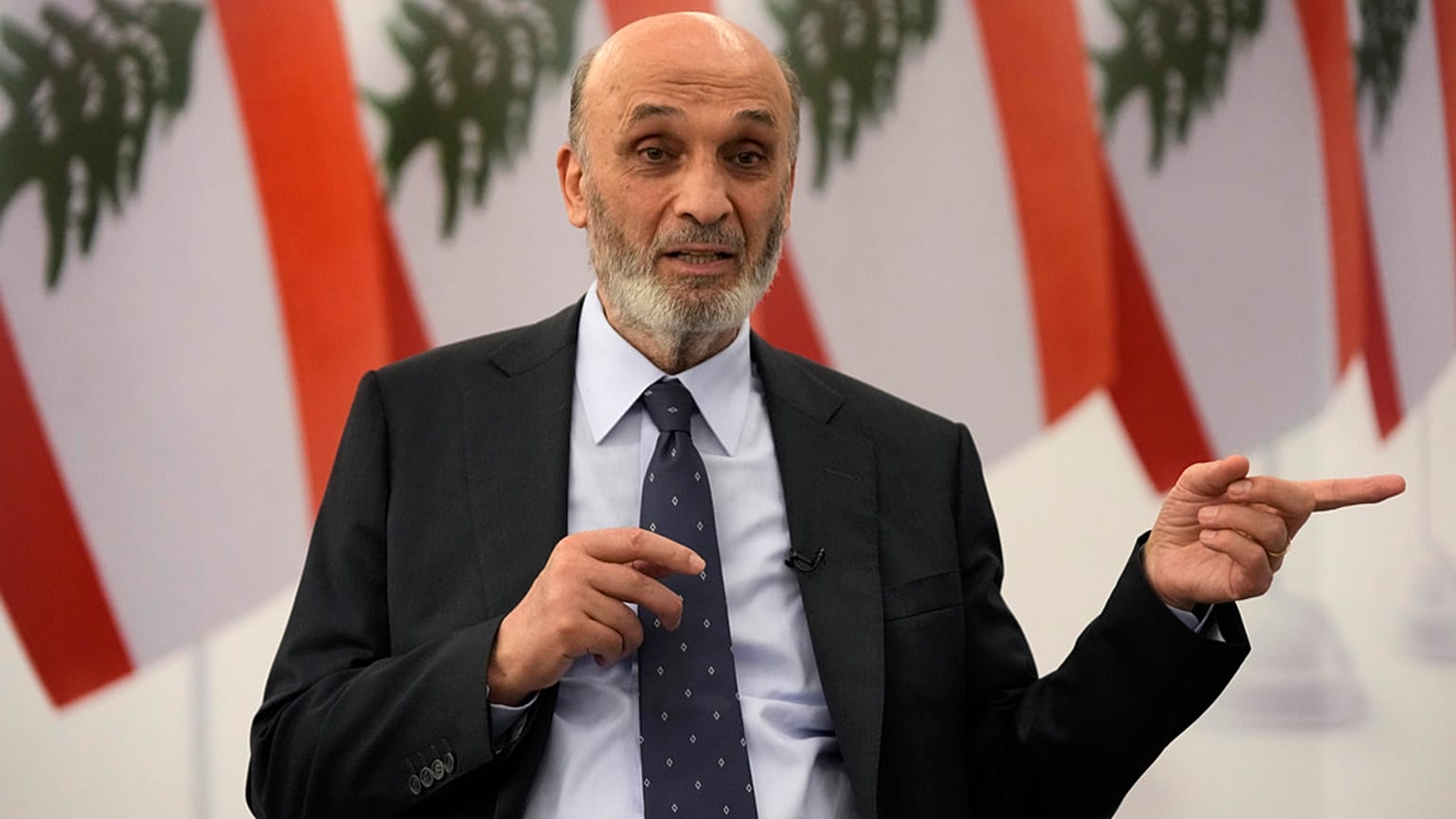 سمير جعجع، زعيم حزب القوات اللبنانية المسيحية، يُشي�� بيديه خلال مقابلة مع وكالة أسوشيتد برس، في معراب شرق بيروت، الثلاثاء 30 أبريل/نيسان 2024.