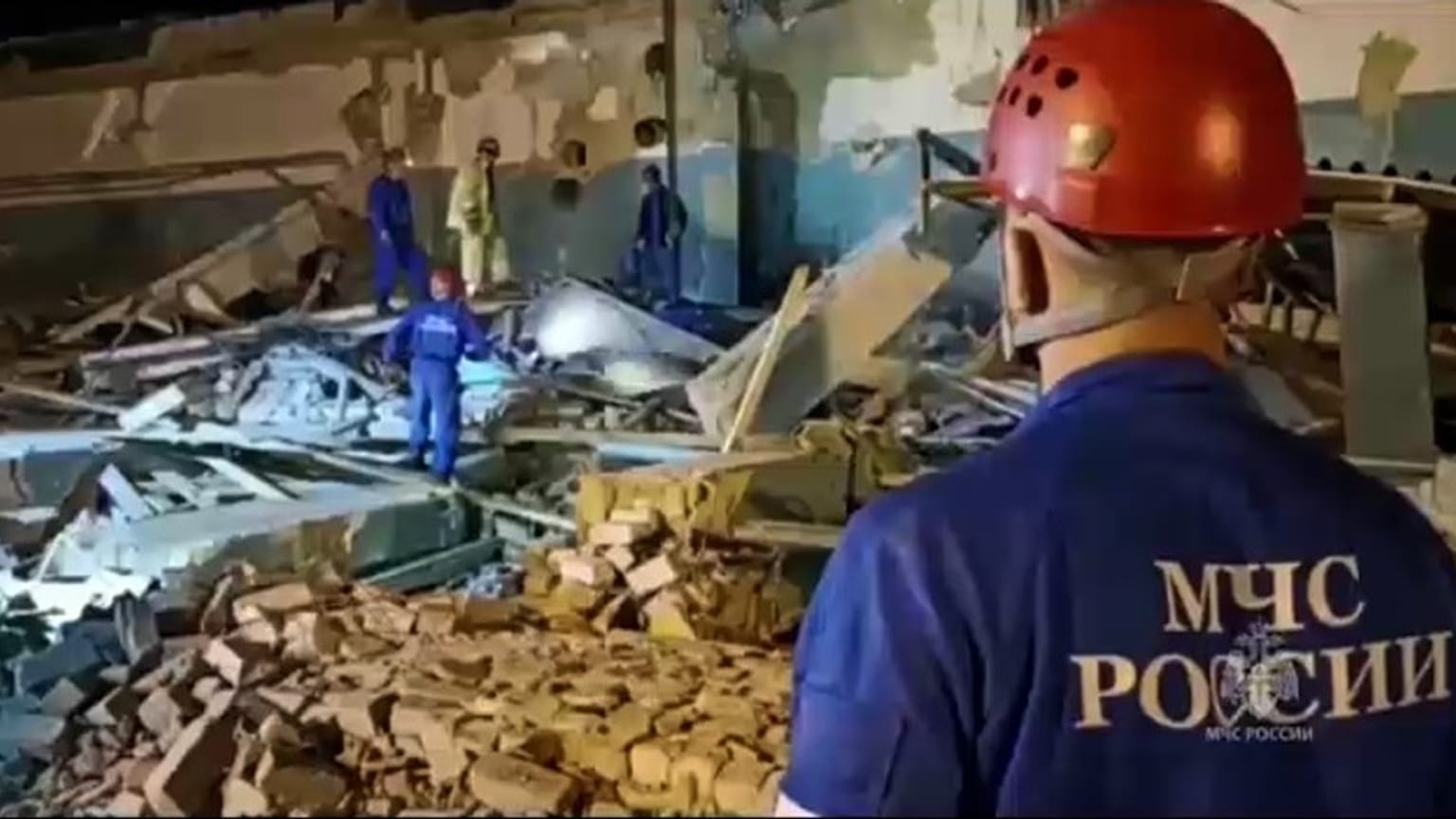 Miembros de los equipos de rescate tras la explosión mortal