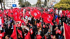 أنصار حركة النهضة الإسلامية يتظاهرون رافعين الأعلام التونسية خلال تجمع حاشد في تونس العاصمة، السبت 27 فبراير/ شباط 2021.