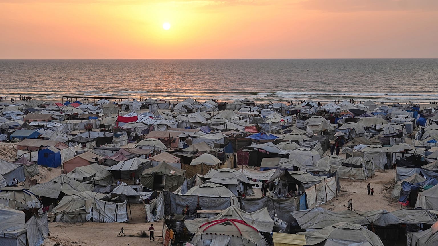 الخيام التي تؤوي النازحين الفلسطينيين على الشاطئ في مدينة غزة، مع غروب الشمس فوق البحر الأبيض المتوسط، الأحد 10 أغسطس/ آب 2025.