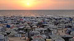 الخيام التي تؤوي النازحين الفلسطينيين على الشاطئ في مدينة غزة، مع غروب الشمس فوق البحر الأبيض المتوسط، الأحد 10 أغسطس/ آب 2025.