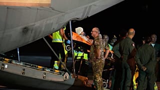 أطفال فلسطينيون وعائلاتهم الذين تم إجلاؤهم من غزة يصلون إلى مطار شيامبينو العسكري في روما، الخميس 14 أغسطس/ آب 2025.