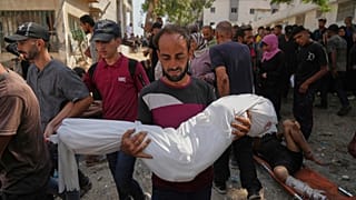 Filistinli bir adam, 16 Ağustos 2025, Cumartesi günü Gazze'de İsrail hava saldırısında ölen 7 yaşındaki yeğeninin cesedini taşıyor