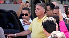 الرئيس البرازيلي السابق جائير بولسونارو، في الوسط، يغادر المستشفى في برازيليا، البرازيل، يوم السبت 16 أغسطس 2025، بعد السماح له مؤقتًا بالخروج من الإقامة الجبرية لإجراء فحوصات