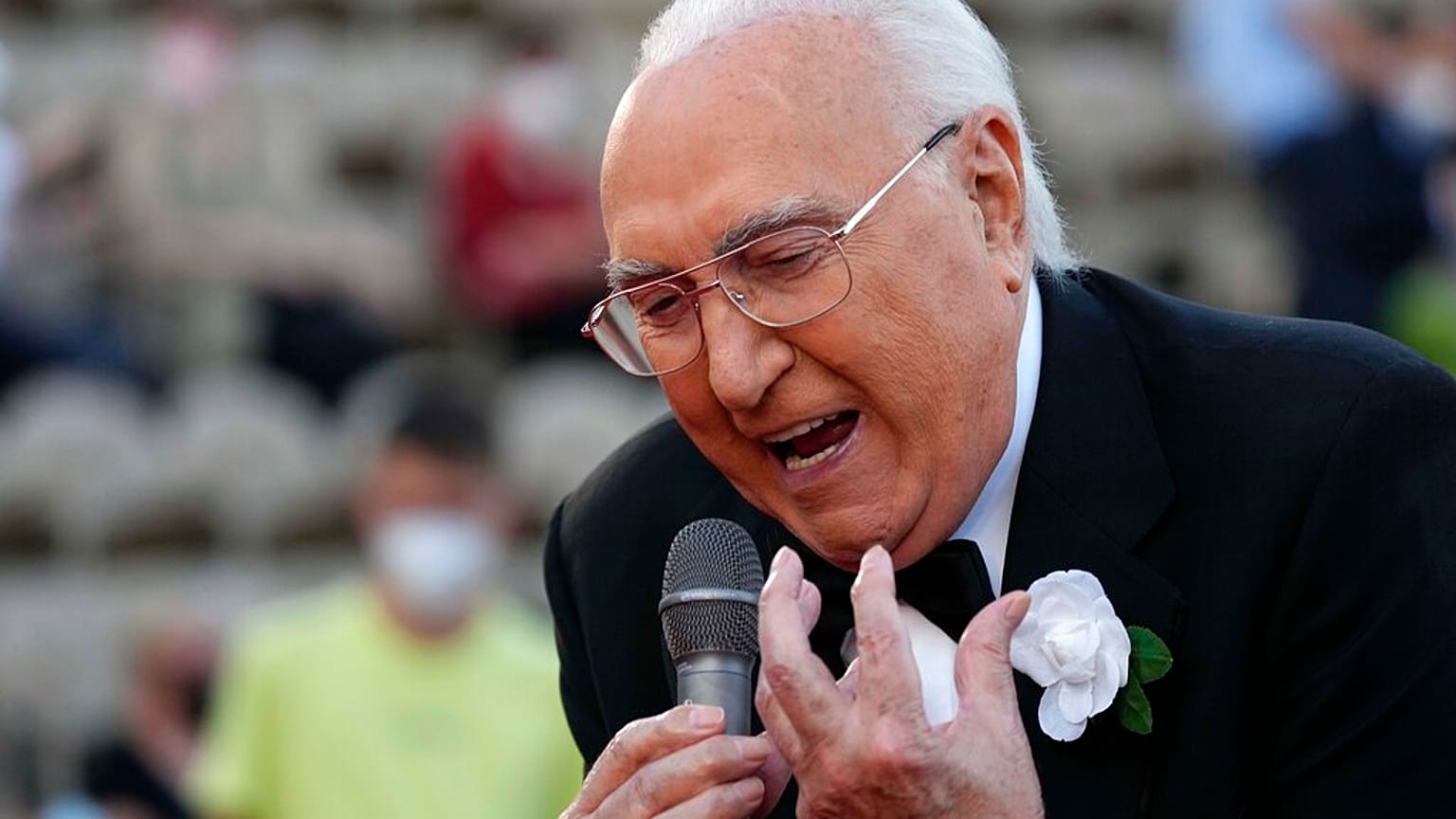 Pippo Baudo durante la registrazione televisiva di un'opera lirica all'Arena di Verona, in Italia, venerdì 25 giugno 2021