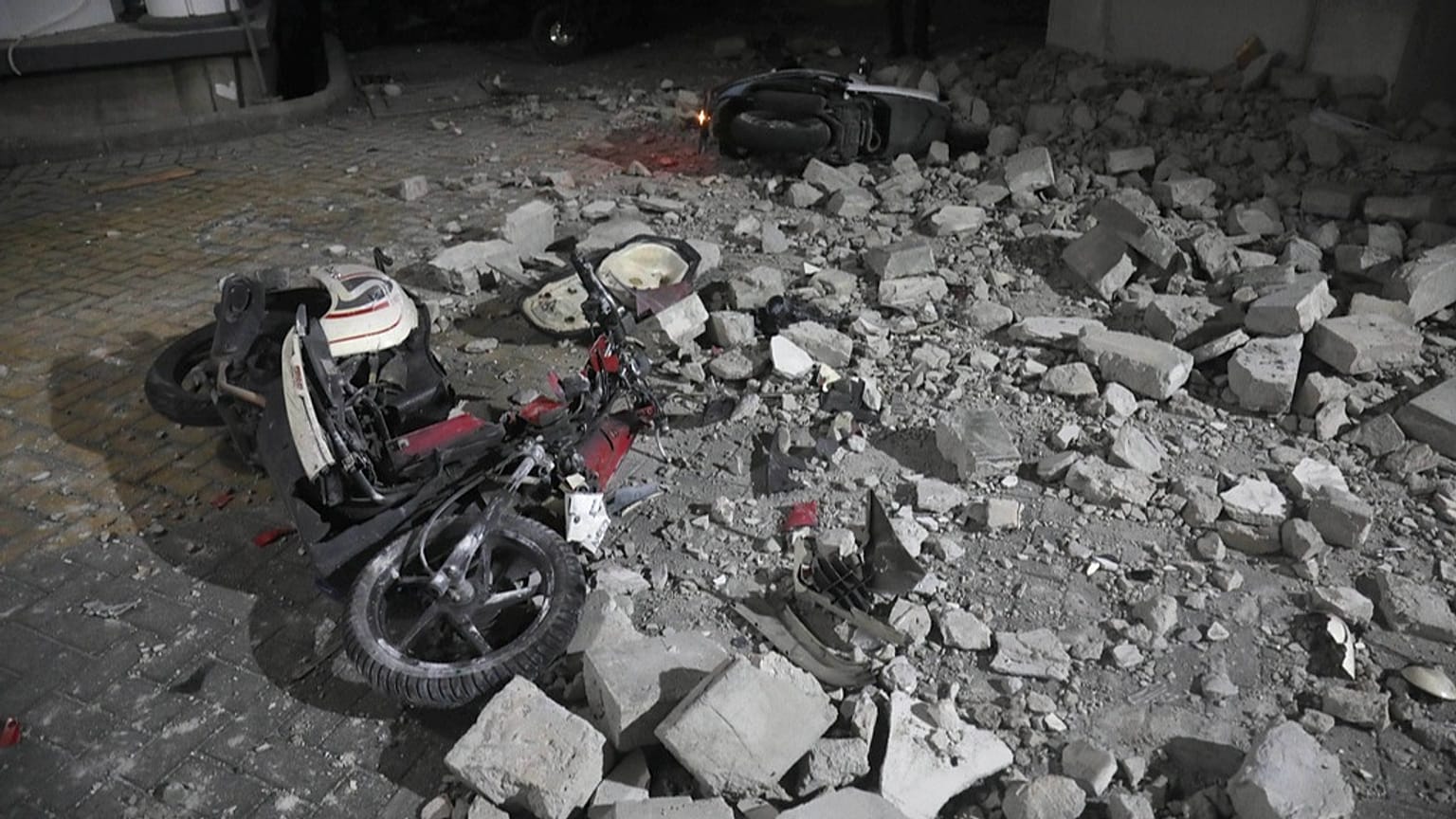 DOSYA - Endonezya, Doğu Java, Surabaya'da meydana gelen depremde üzerlerine duvar yıkılan motosikletler hasar gördü, 22 Mart 2024, Cuma