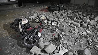 DATEI - Motorräder, die bei einem Erdbeben in Surabaya, Ostjava, Indonesien, beschädigt wurden, nachdem eine Mauer auf sie gestürzt war, Freitag, 22. März 2024