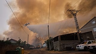 Un avión arroja agua sobre el incendio del norte de España