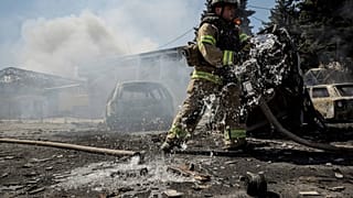 Фото пресс-службы 24-й механизированной бригады Украины: пожарный тушит огонь после того, как российский беспилотник попал в рынок Дружковки Донецкой обл, 2 августа 2025 г.