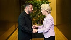 Volodimir Zelenszkij ukrán elnök és Ursula von der Leyen, az Európai Bizottság elnöke Brüsszelben, 2025. augusztus 17-én.