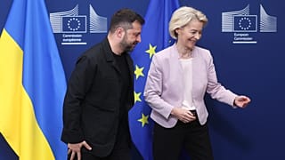 La présidente de la Commission européenne Ursula von der Leyen marche avec le président ukrainien Volodymyr Zelenskyy avant une réunion au siège de l'UE à Bruxelles, 17 août 2025.