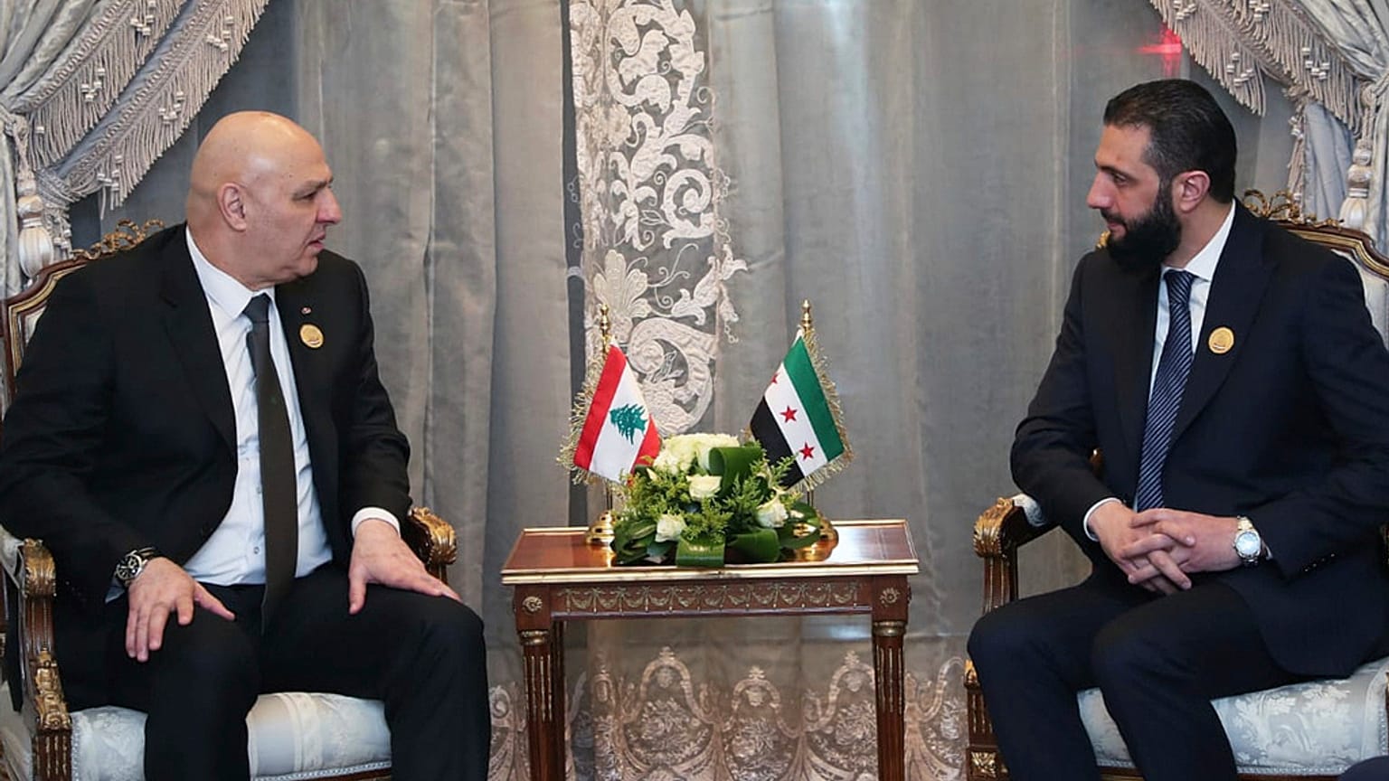 في هذه الصورة الصادرة عن مكتب الإعلام في رئاسة الجمهورية اللبنانية، يلتقي الرئيس اللبناني جوزاف عون، يسارًا، بالرئيس السوري المؤقت أحمد الشرع، في مصر