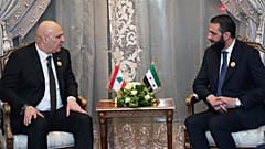 في هذه الصورة الصادرة عن مكتب الإعلام في رئاسة الجمهورية اللبنانية، يلتقي الرئيس اللبناني جوزاف عون، يسارًا، بالرئيس السوري المؤقت أحمد الشرع، في مصر