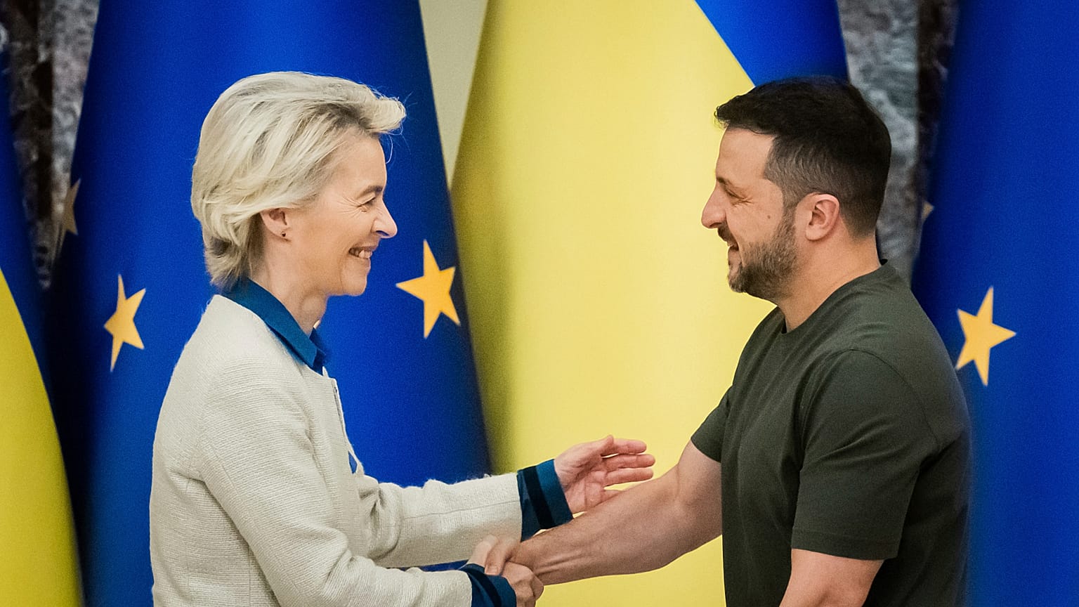 Ursula von der Leyen, podaje rękę prezydentowi Ukrainy Wołodymyrowi Zełenskiemu po konferencji prasowej w Kijowie na Ukrainie w piątek, 20 września 2024 r. 