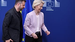 Председатель Еврокомиссии Урсула фон дер Ляйен с президентом Украины Владимиром Зеленским перед началом встречи в штаб-квартире ЕС в Брюсселе, 17 августа 2025 г.