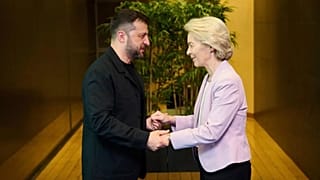 Ukrayna Cumhurbaşkanı Volodimir Zelenskiy ve Avrupa Komisyonu Başkanı Ursula von der Leyen el sıkışıyor, 17 Ağustos 2025.