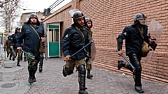   ضباط الشرطة الإيرانية يهرعون لحماية السفارة البريطانية في طهران، إيران، الثلاثاء 14 فبراير/شباط 2006