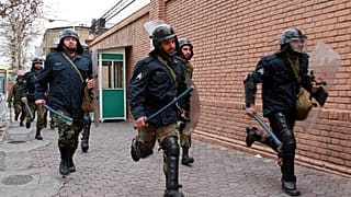 ضباط الشرطة الإيرانية يهرعون لحماية السفارة البريطانية في طهران، إيران، الثلاثاء 14 فبراير/شباط 2006