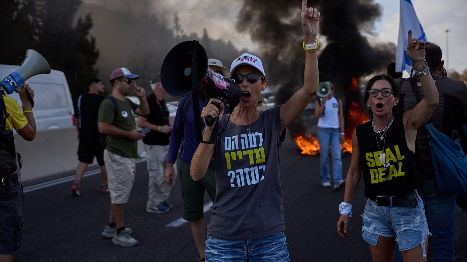 Demonstranten blockieren eine Straße während einer Demonstration, die die sofortige Freilassung von Geiseln fordert, die von der Hamas in der Nähe von Jerusalem, Israel, festgehalten werden, Sonntag, 17. August 2025.