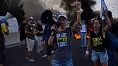 Διαδηλωτές αποκλείουν δρόμο κατά τη διάρκεια διαμαρτυρίας με αίτημα την άμεση απελευθέρωση των ομήρων που κρατούνται από τη Χαμάς κοντά στην Ιερουσαλήμ, Ισραήλ, Κυριακή 17 Αυγούστου 2025.