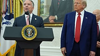 الرئيس دونالد ترامب يستمع إلى المبعوث الخاص للبيت الأبيض ستيف ويتكوف خلال حفل أداء اليمين لمنصب المدعي العام المؤقت لمنطقة كولومبيا، جانين بيرو، الأربعاء 28 مايو/أيار 2025.