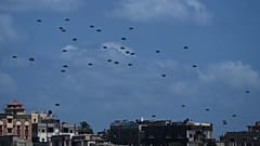 مساعدات إنسانية تُنقل جواً إلى الفلسطينيين فوق النصيرات، وسط قطاع غزة، الأحد 17 أغسطس/آب 2025.