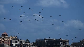 مساعدات إنسانية تُنقل جواً إلى الفلسطينيين فوق النصيرات، وسط قطاع غزة، الأحد 17 أغسطس/آب 2025.