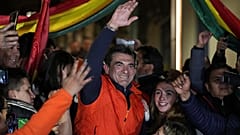 Başkan adayı Rodrigo Paz, ortada, 17 Ağustos 2025 Pazar günü Bolivya'nın La Paz kentinde yapılan başkanlık seçimlerinde önde olduğunu gösteren ilk sonuçların ardından destekçilerine sesleniyor.