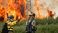 Bomberos combaten un incendio forestal en Veiga das Meas, noroeste de España, el sábado 16 de agosto de 2025. 