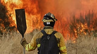 Un bombero lucha contra un incendio forestal en Veiga das Meas, noroeste de España, el sábado 16 de agosto de 2025.