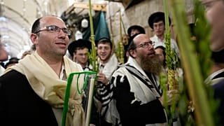 عضو الكنيست الإسرائيلي سماحا روثمان وشقيقه، الحاخام ناتان روثمان (يمين)، يشاركان في صلاة في مجمع المسجد الأقصى، في البلدة القديمة بمدينة القدس، يوم الأربعاء 4 أكتوبر 2023